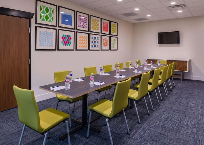 Express Worth West By Ihg Hotel